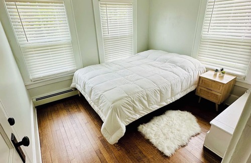 West Mystic Maison | Historic Mystic at it’s best - walking distance to DT & children’s park!