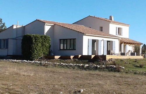 Aurel Appartement | Gite Spacieux 4 Personnes, Vaucluse. Acces Privatisé à une Piscine Interieure
