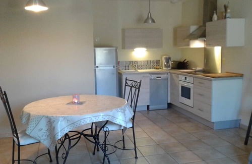 Aurel Appartement | Gite Spacieux 4 Personnes, Vaucluse. Acces Privatisé à une Piscine Interieure
