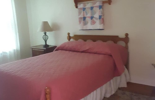 Troutville Maison | Pet friendly cozy cottage surrounded by nature. Minutes to Roanoke.