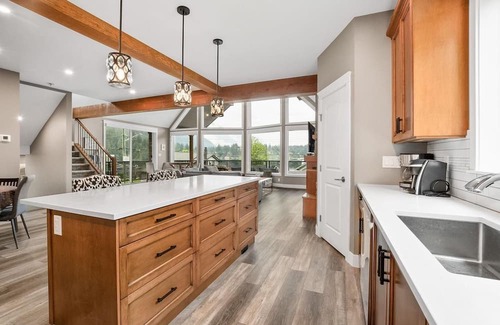 Hope Maison | Escape to Serenity: Lake Retreat with Majestic Mountain Views!