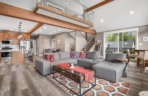 Hope Maison | Escape to Serenity: Lake Retreat with Majestic Mountain Views!