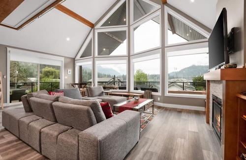 Hope Maison | Escape to Serenity: Lake Retreat with Majestic Mountain Views!