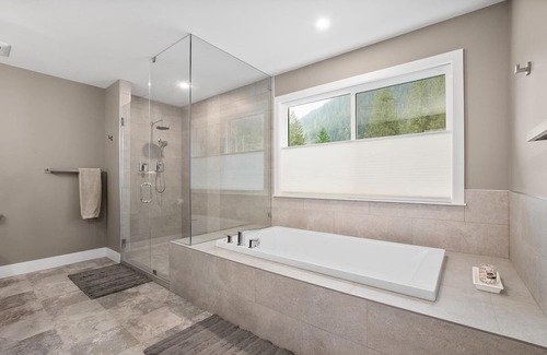 Hope Maison | Escape to Serenity: Lake Retreat with Majestic Mountain Views!