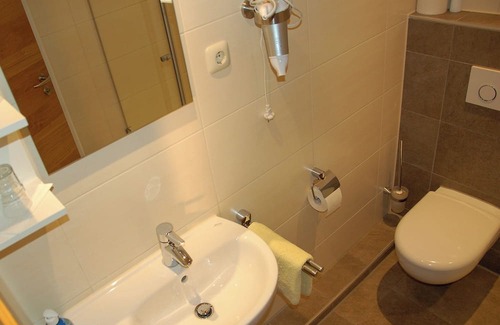 Fridolfing Appartement | Gemütliches Dreibettzimmer mit Dusche/wc, Minibar und Balkon