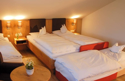 Fridolfing Appartement | Gemütliches Dreibettzimmer mit Dusche/wc, Minibar und Balkon