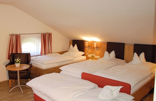 Fridolfing Appartement | Gemütliches Dreibettzimmer mit Dusche/wc, Minibar und Balkon