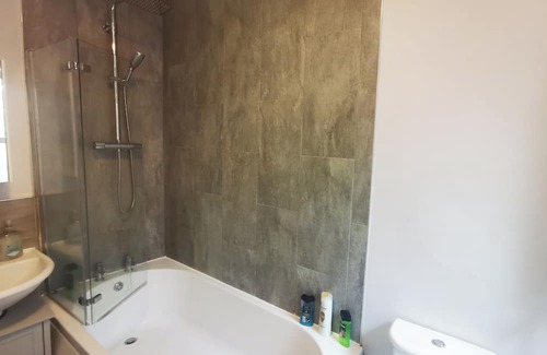 Enfield Appartement | Large clean double room in a modern quiet house close to train station&bus stop