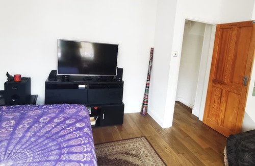 Enfield Appartement | Large clean double room in a modern quiet house close to train station&bus stop
