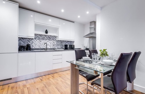 Bordesley Appartement | Serenity Suite SLEEPS 6 FREE PARKING, Pool Table and Netflix - ELYSIUM STAYS