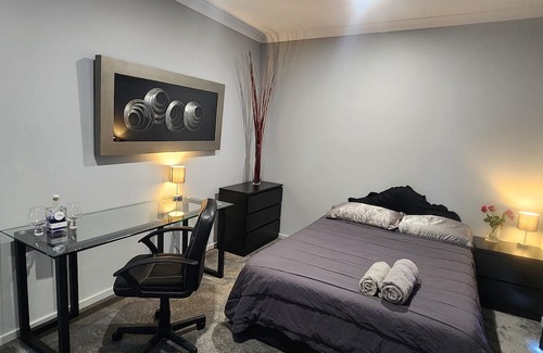 Ballina Maison | Modern Guest Suite A/C, spa, walk to shops, airport, cinema, restaurants, creek.