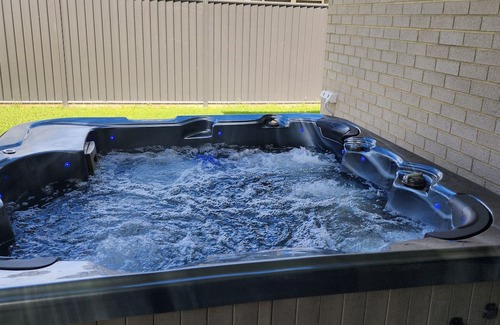 Ballina Maison | Modern Guest Suite A/C, spa, walk to shops, airport, cinema, restaurants, creek.