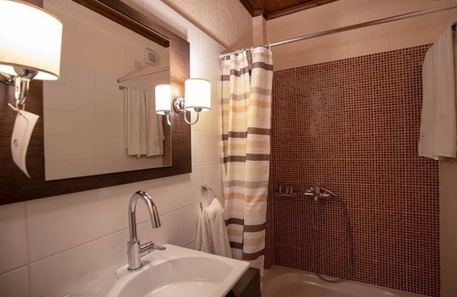 Eptalofos Copropriété | Agoriani Guesthouse Mount Charm, Family Suite