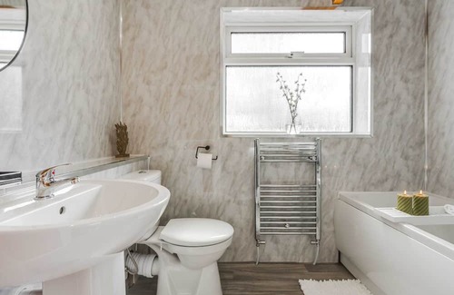 Bamber Bridge Maison | Serenity - 3 bedrooms, FREE WiFi & Parking