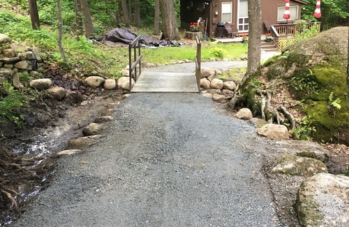 Antrim Cabine | Lake area: Romantic cabin for 2 beside a babbling brook