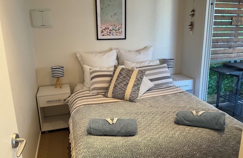 Apollo Bay Cabine | Modern bright seaside cabin in popular tourist park