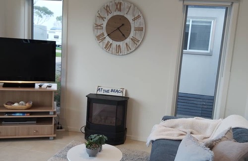 Apollo Bay Cabine | Modern bright seaside cabin in popular tourist park
