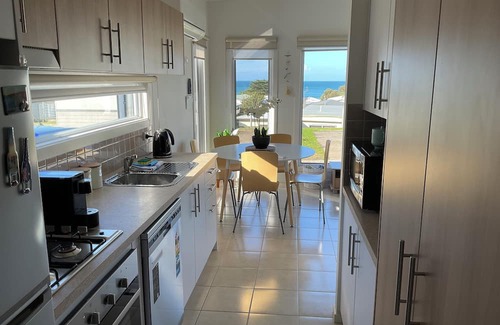 Apollo Bay Cabine | Modern bright seaside cabin in popular tourist park