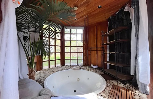 Ridgeway Maison | ✰Unique Wilderness Retreat 10 mins to CBD ✰ Bath, Heated Floors, Smart TV✰