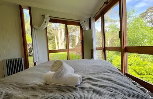 Ridgeway Maison | ✰Unique Wilderness Retreat 10 mins to CBD ✰ Bath, Heated Floors, Smart TV✰
