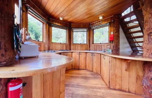 Ridgeway Maison | ✰Unique Wilderness Retreat 10 mins to CBD ✰ Bath, Heated Floors, Smart TV✰