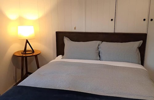 Ridgeway Maison | ✰Unique Wilderness Retreat 10 mins to CBD ✰ Bath, Heated Floors, Smart TV✰