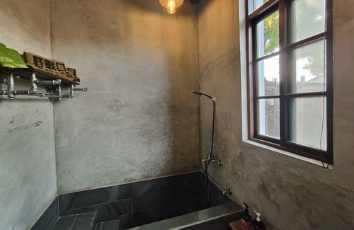 Fengshan District Maison | 親手修復的歷史眷村小屋，帶有熱水大浴缸復古套房，住在歷史保存區中，3分鐘到擁有260年歷史廟宇，5分鐘到熱門美食區
