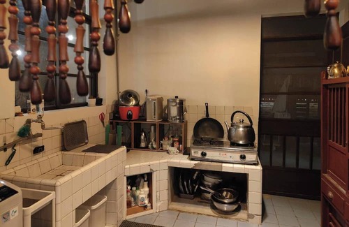 Fengshan District Maison | 親手修復的歷史眷村小屋，帶有熱水大浴缸復古套房，住在歷史保存區中，3分鐘到擁有260年歷史廟宇，5分鐘到熱門美食區