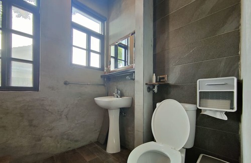 Fengshan District Maison | 親手修復的歷史眷村小屋，帶有熱水大浴缸復古套房，住在歷史保存區中，3分鐘到擁有260年歷史廟宇，5分鐘到熱門美食區
