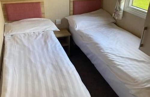 Tunstall Chalet De Ski | Budget 3-Bed Caravan in Tunstall, Hull
