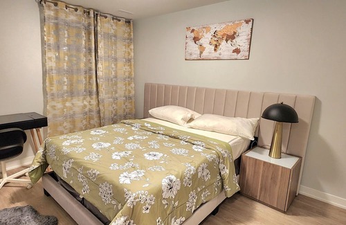 Ottawa Division Appartement | An exquisite luxury suite nestled just two minutes away from premier locations.