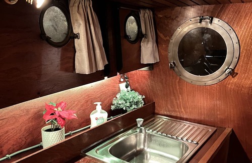 Nieuw-West Location De Bateaux | Authentic Charm: Aboard 'sunny'