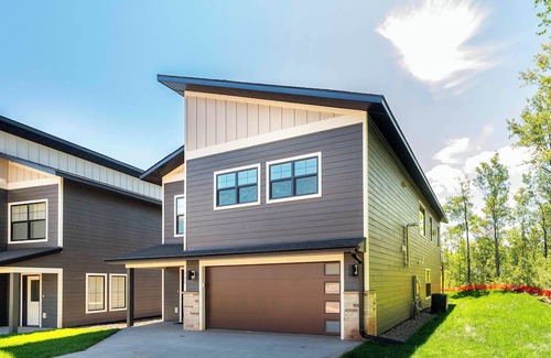 Duluth Appartement | RiverWest Waterside - Beautiful 2 BR pet friendly home at the base of Spirit Mtn.