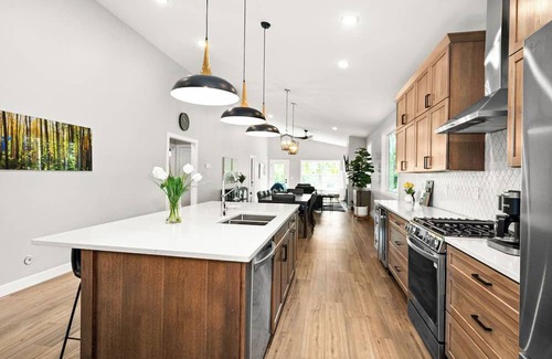 Duluth Maison | RiverWest Lakeview - Beautiful 2 BR pet friendly home at the base of Spirit Mtn.