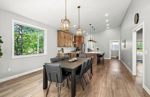 Duluth Maison | RiverWest Lakeview - Beautiful 2 BR pet friendly home at the base of Spirit Mtn.