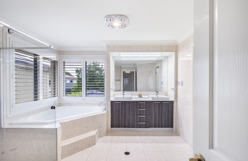 Sunnybank Hills Maison | Spacious Comfy 5 Bedroom Home near Sunnybank