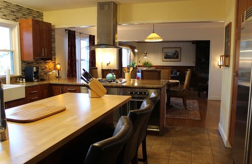 Hamden Maison | Mid-Century Modern Cabin. Minutes from Yale