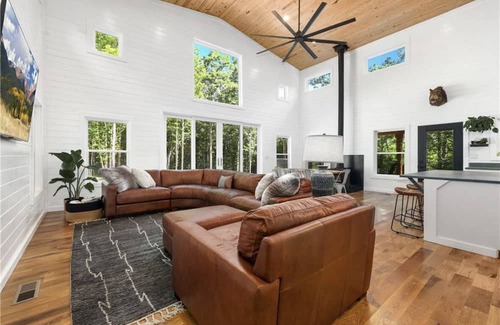Combs Maison | Luxury Cabin nestled in the Ozark Mountains.