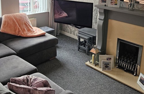 Newcastle Maison | Semi detached home with garage. 3 bedrooms, 3 bathrooms. Treadmill in garage.