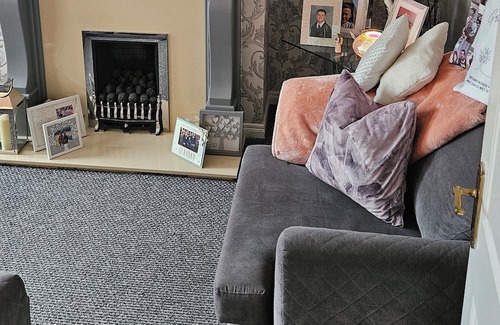 Newcastle Maison | Semi detached home with garage. 3 bedrooms, 3 bathrooms. Treadmill in garage.