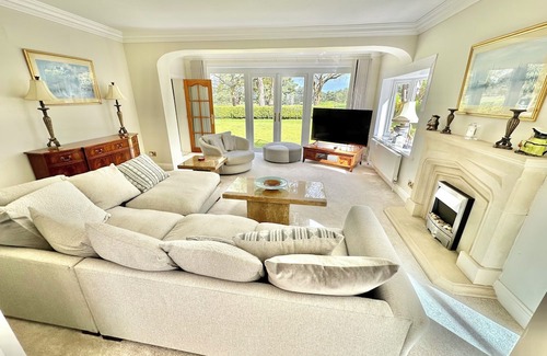 Ferndown Maison | Golf Course View - Large Four Bed Home with Garden - New Forest and Beach Links
