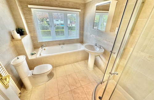 Ferndown Maison | Golf Course View - Large Four Bed Home with Garden - New Forest and Beach Links