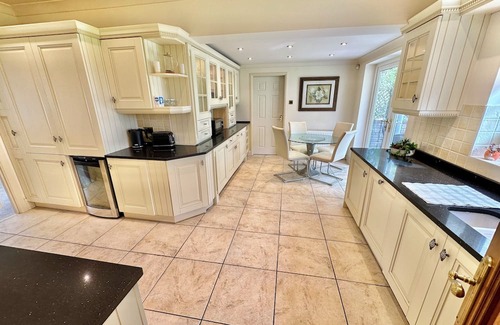 Ferndown Maison | Golf Course View - Large Four Bed Home with Garden - New Forest and Beach Links