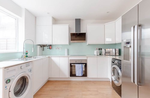 Custom House Maison | Spacious 4BD Home, near ExCel London!