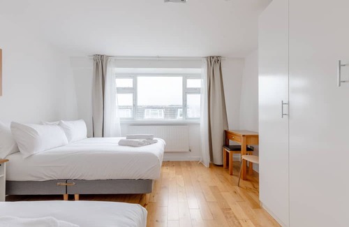 Custom House Maison | Spacious 4BD Home, near ExCel London!