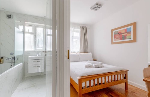 Custom House Maison | Spacious 4BD Home, near ExCel London!