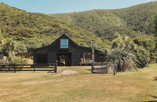 Queen Charlotte Sound Maison | ISLAND BARN-Wild & Remote living in the outer reaches of Queen Charlotte Sounds