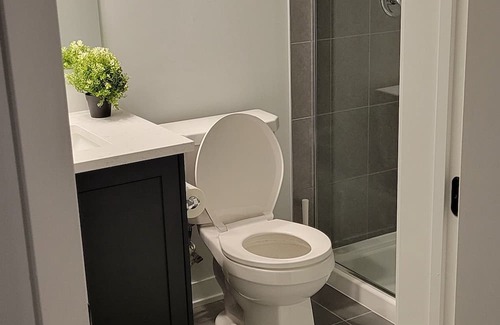Ottawa Division Maison | 5 minutes walk to major shopping center, restaurants, pubs and bus station.