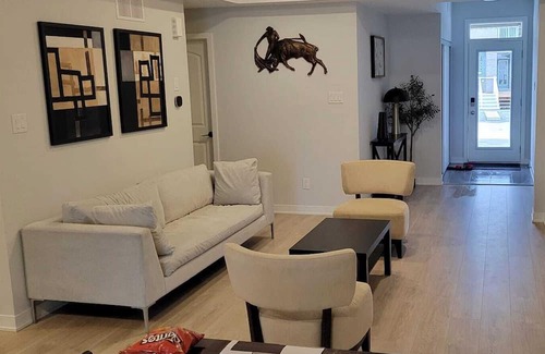 Ottawa Division Maison | 5 minutes walk to major shopping center, restaurants, pubs and bus station.
