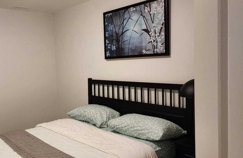 Ottawa Division Maison | 5 minutes walk to major shopping center, restaurants, pubs and bus station.